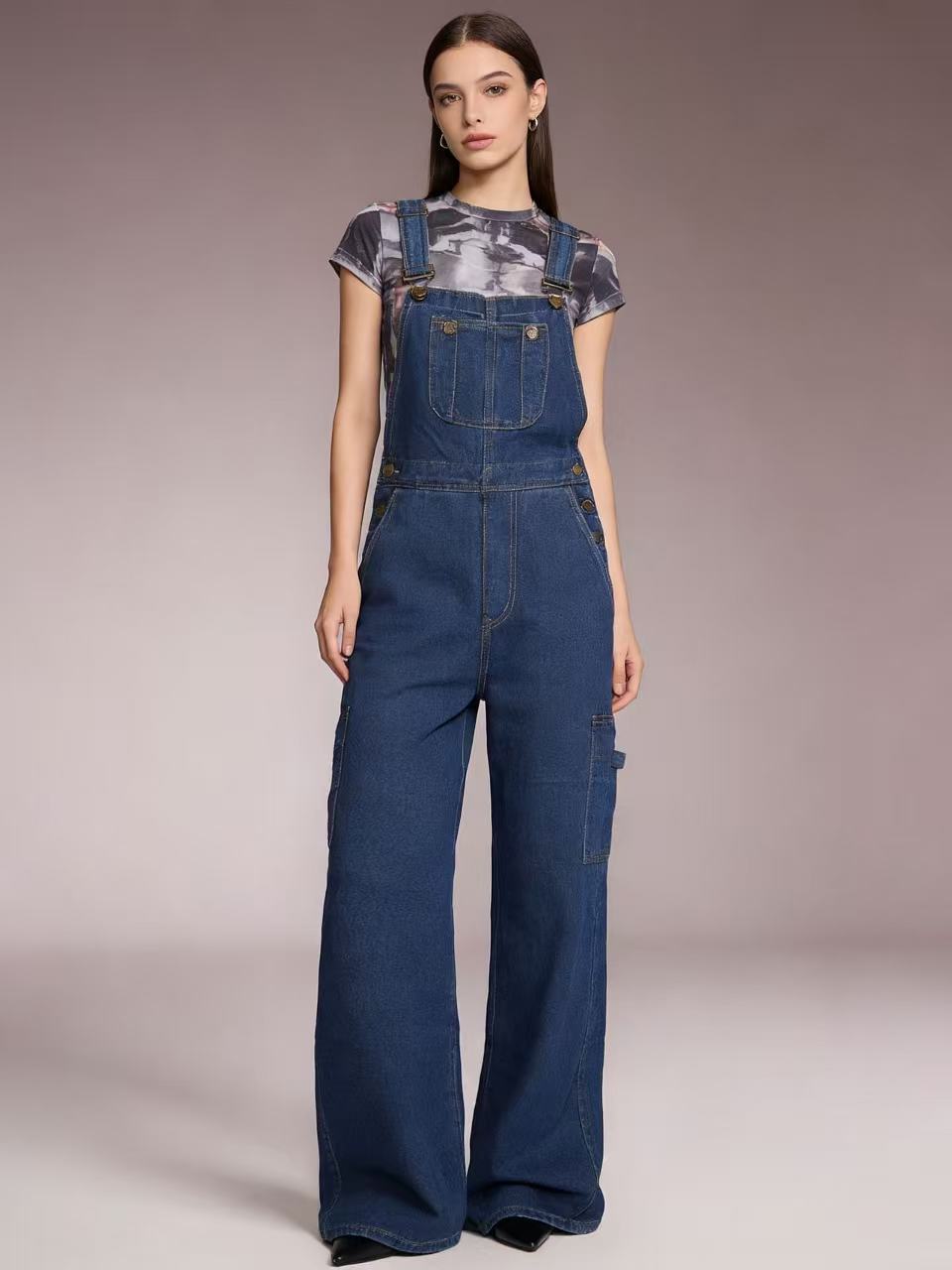 Damen Latzhose im lässigen oversized Schnitt mit funktionalen Seitentaschen