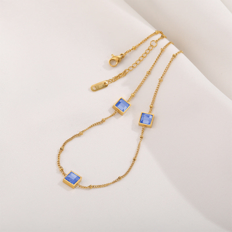 Damen Zierliche Goldkette mit geometrischen Rubin-Akzenten Shop Nory