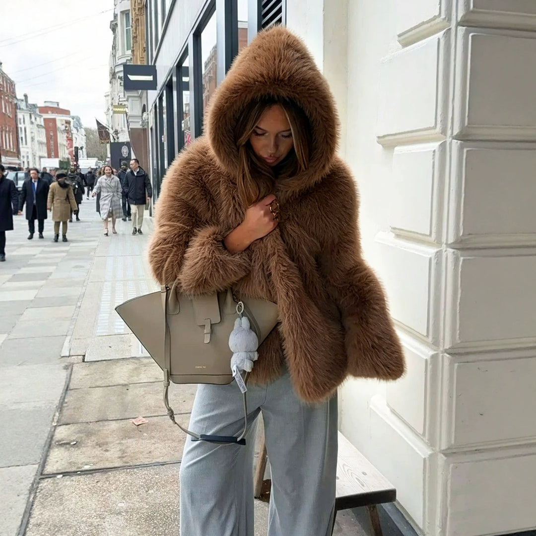 Damen Kurzblouson aus langfaserigem Shaggy‑Faux‑Fur mit hohem Schalkragen und klarer Boxy‑Silhouette Shop Nory