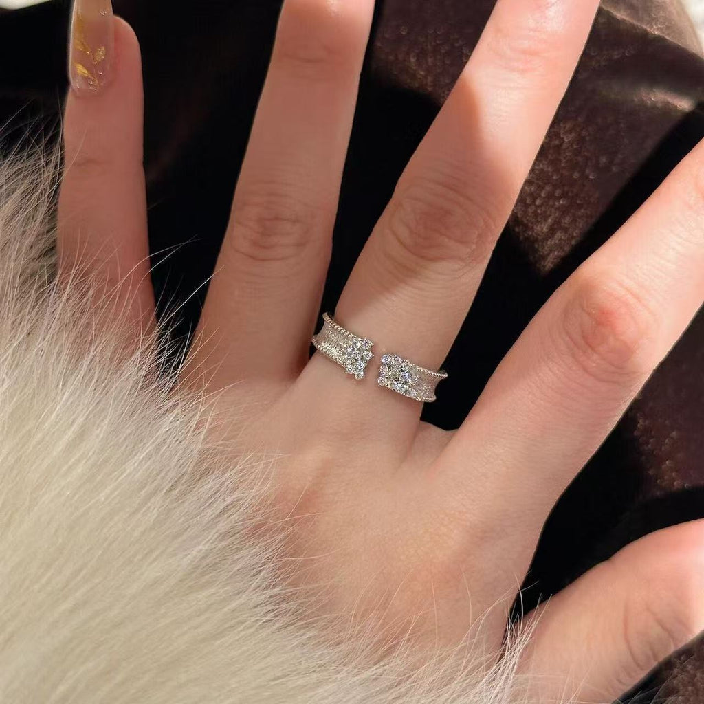 Damen Ring mit funkelnden Zirkonsteinen und elegantem, geschwungenem Design Shop Nory