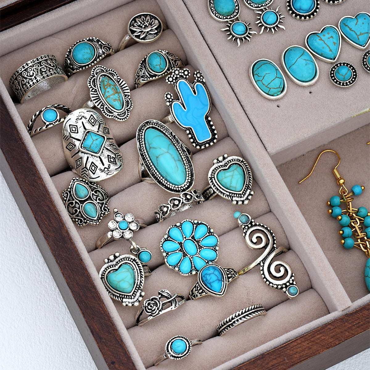 Damen Schmuckkasten mit detaillierten Fächern für eleganten Hand- und Ohrschmuck Shop Nory