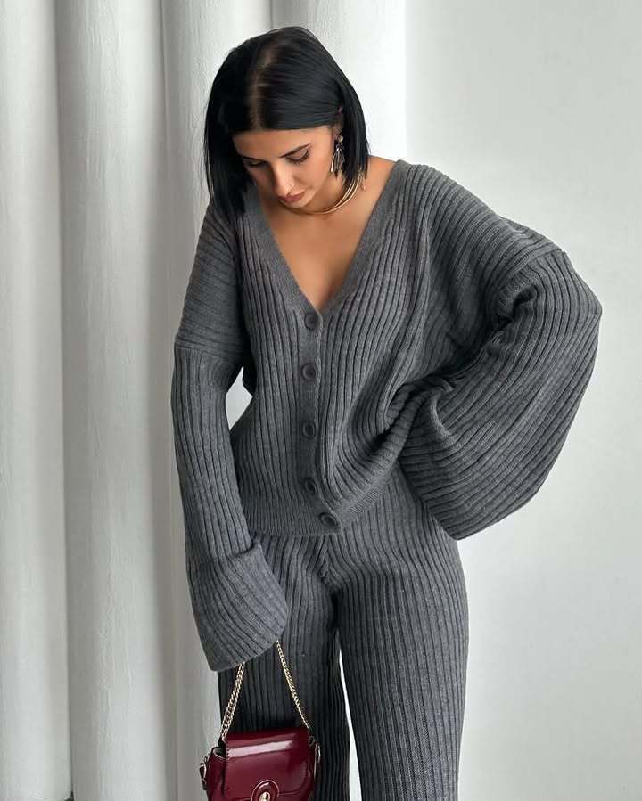 Damen Rippstrick-Cardigan mit überlangen Ärmeln und passender High-Waist-Loungehose Shop Nory