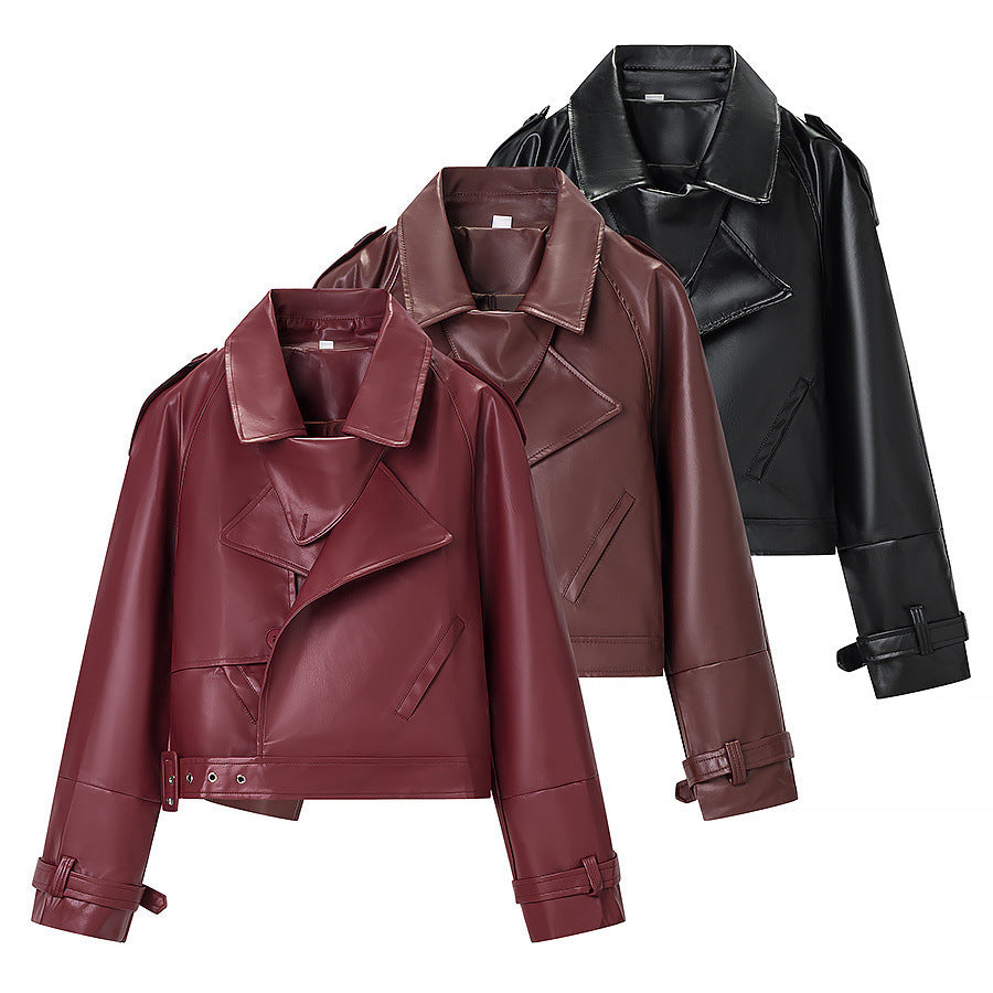 Damen Kurz geschnittene Bikerjacke aus Lederoptik mit asymmetrischer Reversklappe und Taillenriegel Shop Nory