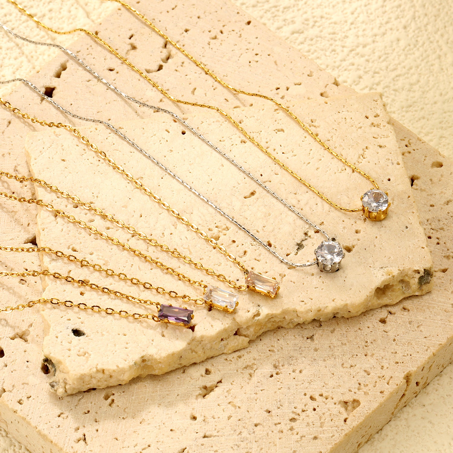 Damen edle Halskette mit funkelndem Kristallanhänger und verstellbarem Kettendesign Shop Nory