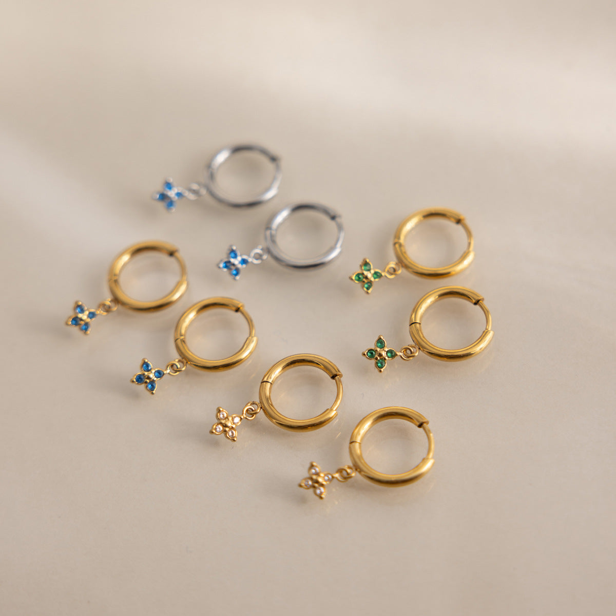 Damen Ohrhänger mit stilvollem Kreuzdesign und funkelnden Zirkonia Shop Nory