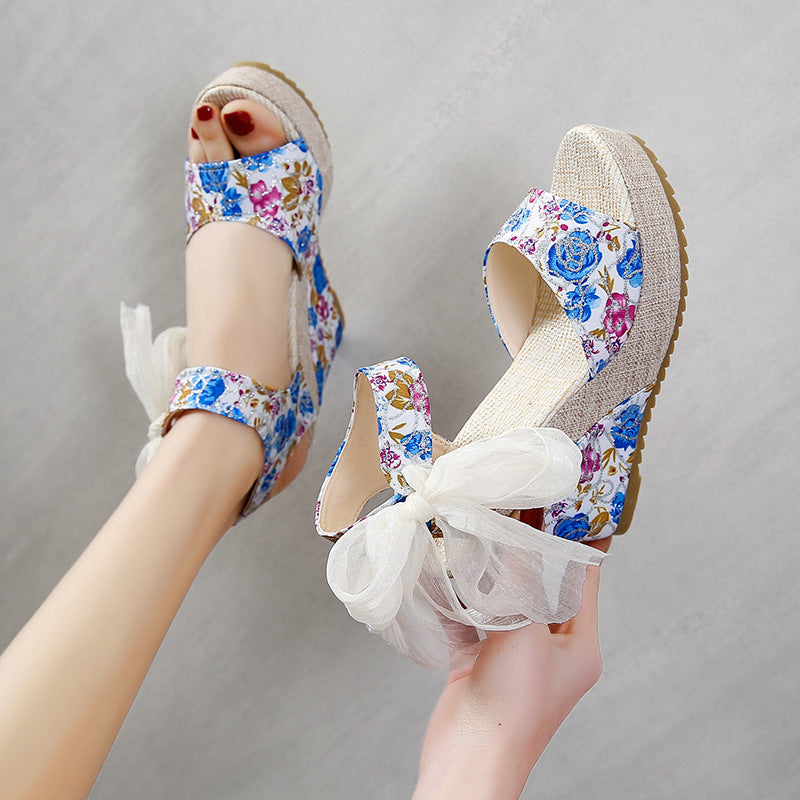 Damen Wedge-Sandaletten mit floralem Design und dekorativem Schleifendetail