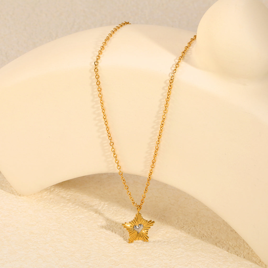 Damen Halskette mit strahlendem Sternanhänger und Herzdetail Shop Nory