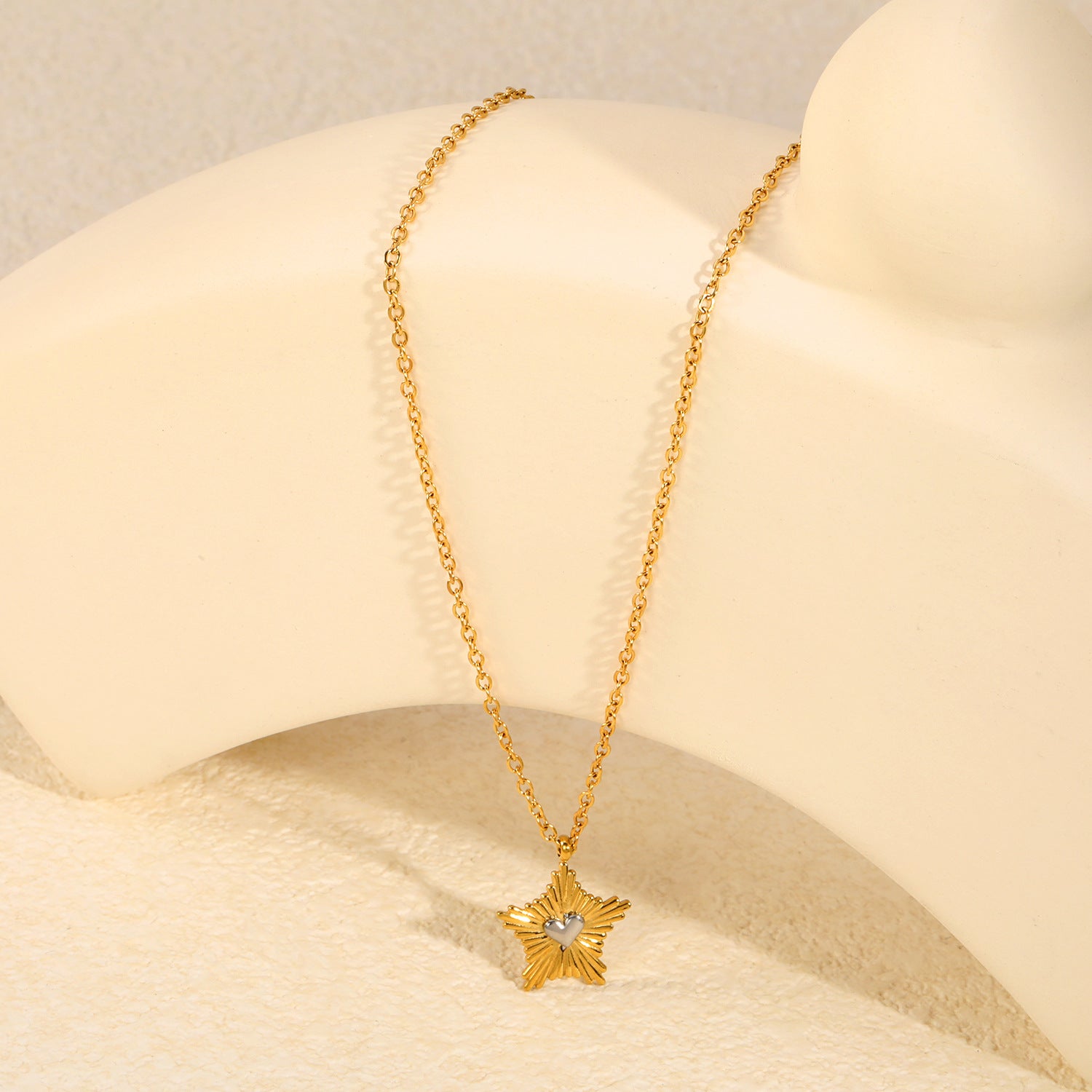 Damen Halskette mit strahlendem Sternanhänger und Herzdetail Shop Nory