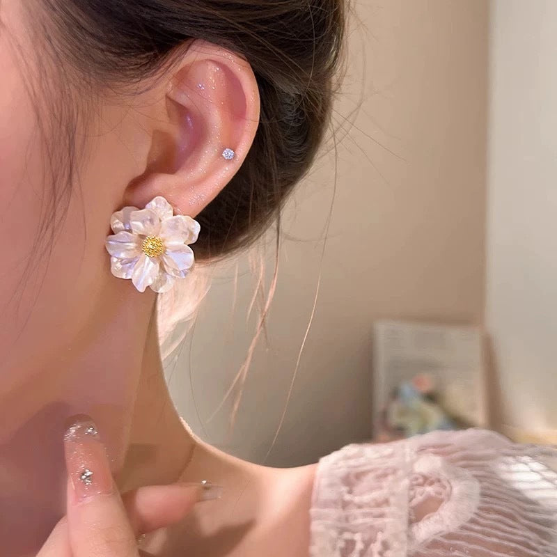 Damen Ohrstecker mit kunstvollem Blüten-Design und funkelnden Details Shop Nory