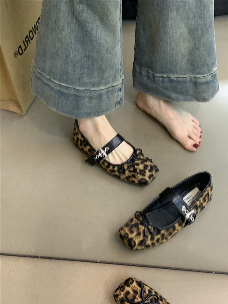 Damen Ballerinas aus weichem Wildleder mit verstellbarem Riemen und dekorativer Schleife
