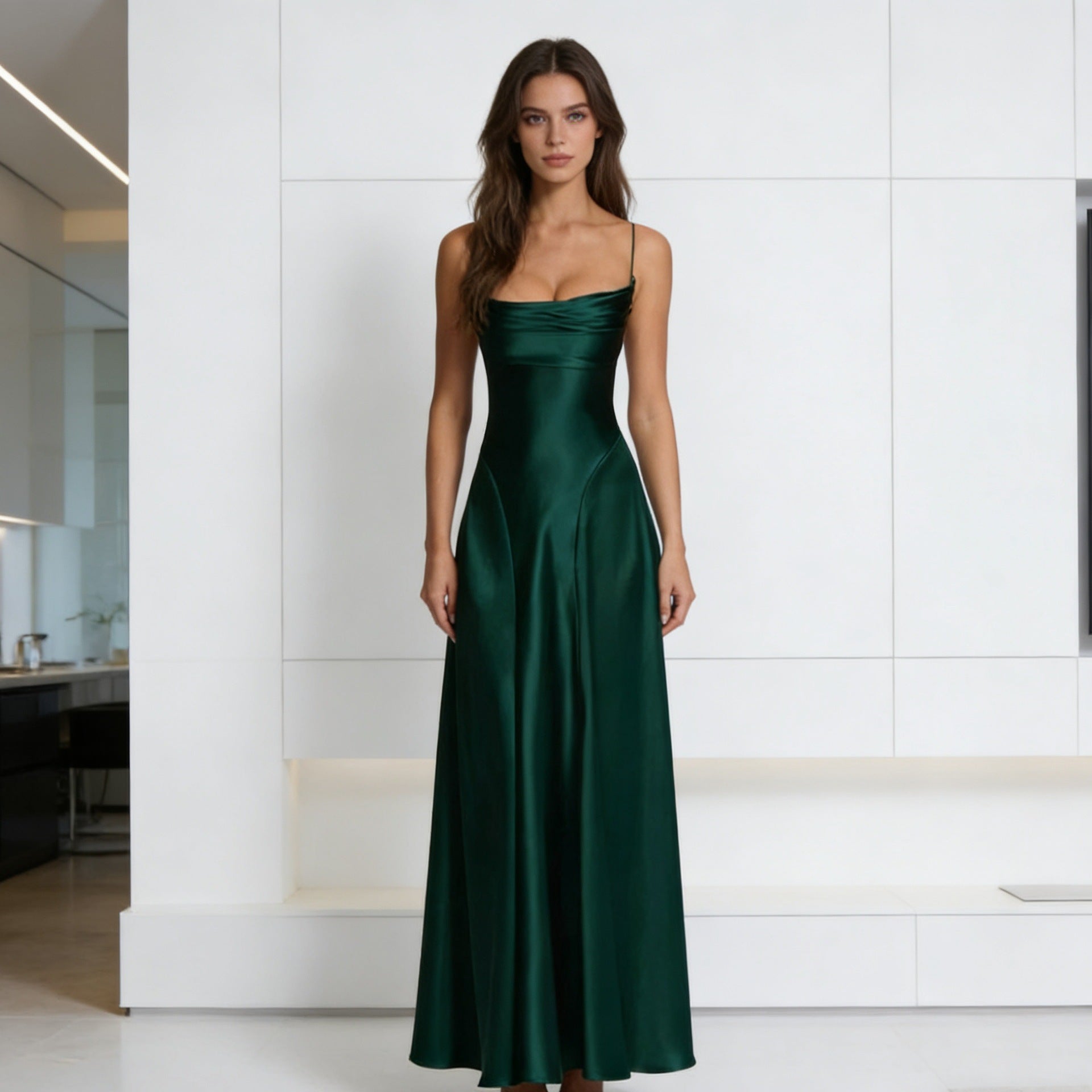 Damen Elegantes satin Abendkleid mit tailliertem Schnitt und schmalen Trägern