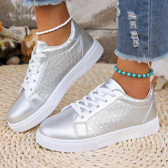 Damen Flache Sneaker mit Metallic‑Finish und geprägter Seitenstruktur Shop Nory