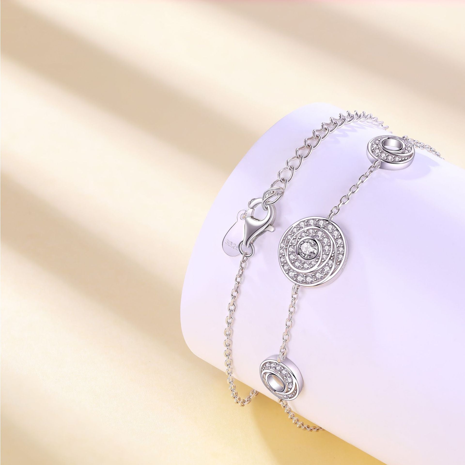 Damenarmband mit spiralförmigen Anhängern und funkelndem Zirkonia-Besatz Shop Nory