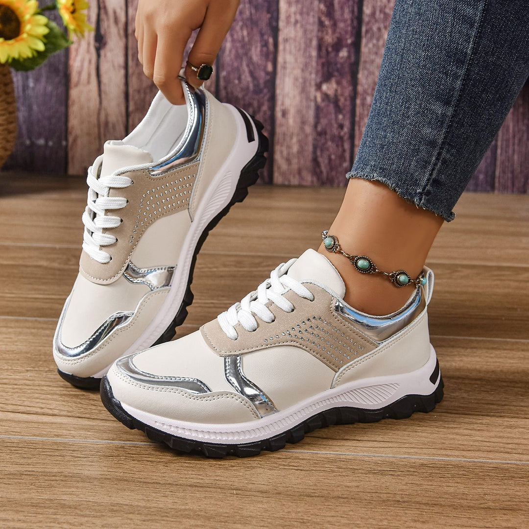 Damen modischer City-Chunky-Sneaker mit Metallic-Akzenten, Ziernieten und dämpfender Leichtsohle Shop Nory