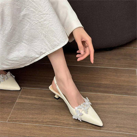 Damen Elegante spitz zulaufende Slingback‑Pumps mit sculpted Kitten‑Absatz und Kristall‑Schmetterlingsapplikation Shop Nory