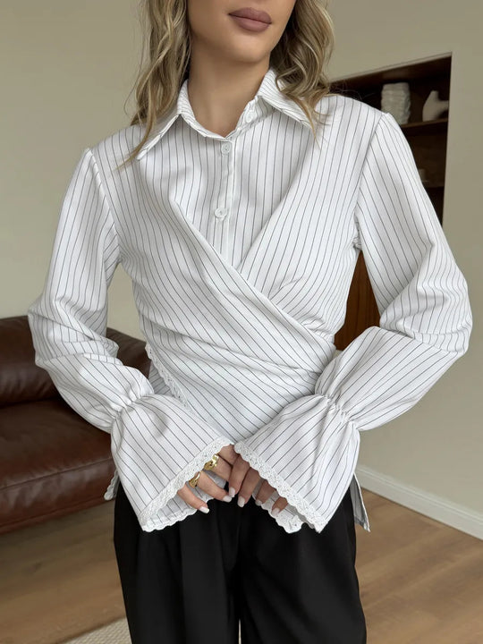 Damen nan taillierte Wickelbluse mit Spitzenrand und feinen Längsstreifen Shop Nory