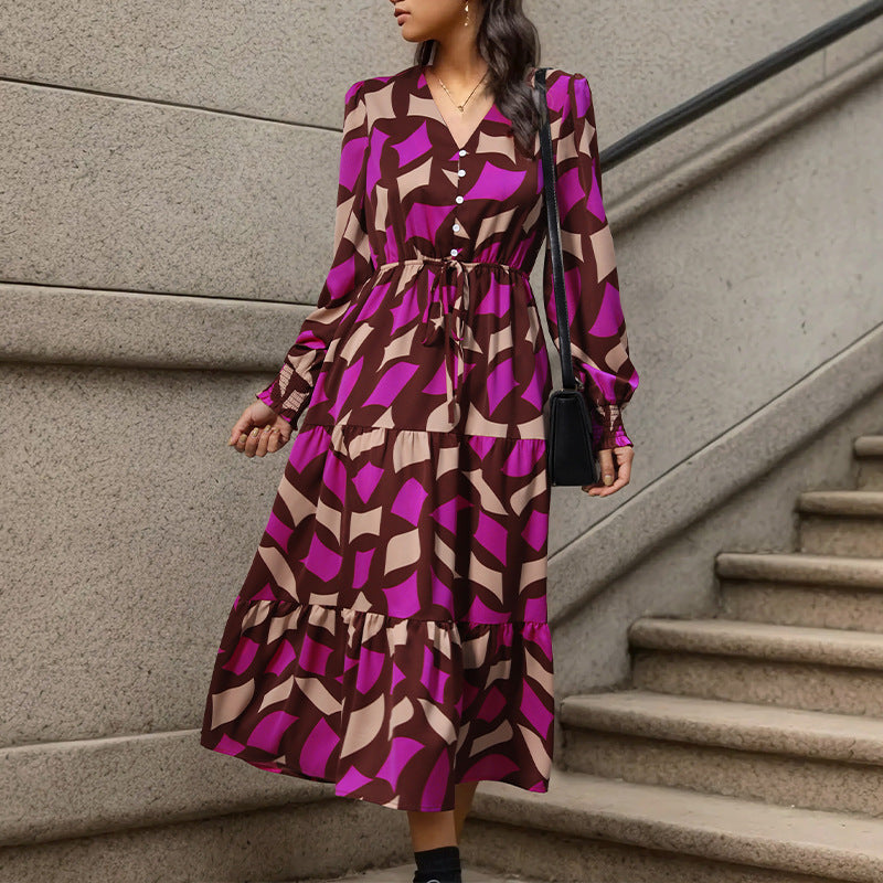 Damen Langes Stufen-Maxikleid mit grafischem Print, V-Ausschnitt, Kordelbund und gerafften Manschetten Shop Nory