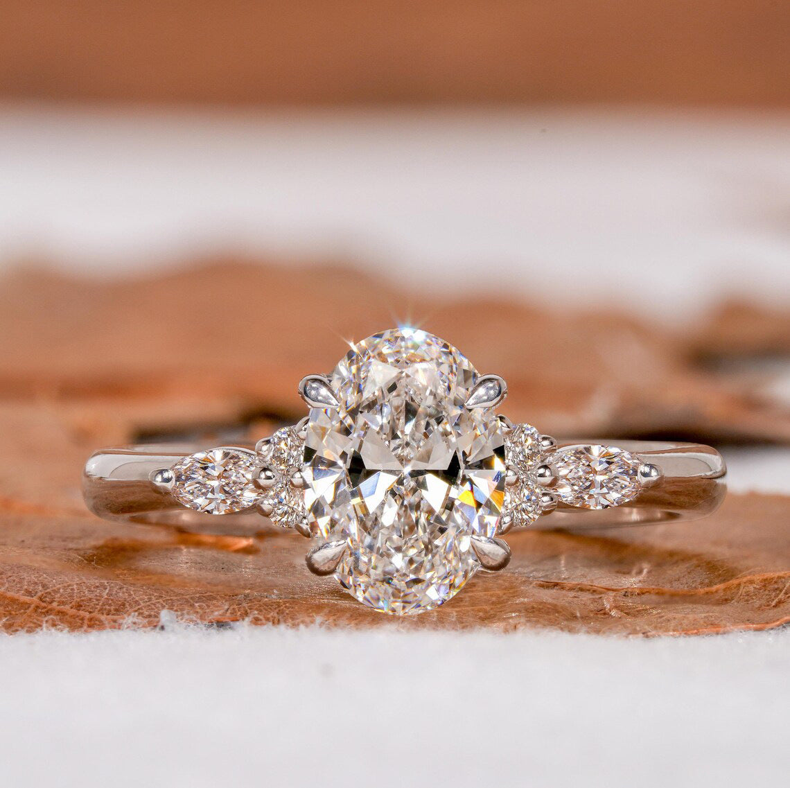 Damen eleganter Verlobungsring mit ovalem Diamanten und kunstvollen Zirkonia-Steinen Shop Nory