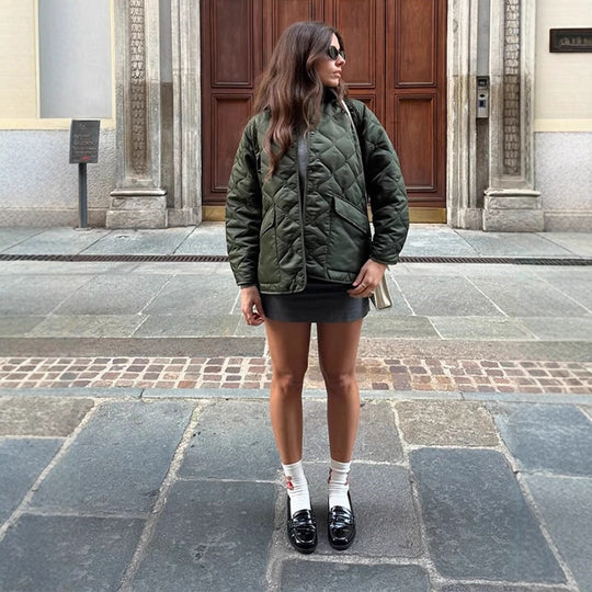 Damen gesteppte Oversize‑Jacke mit Cordkragen, Druckknopfverschluss und aufgesetzten Pattentaschen Shop Nory