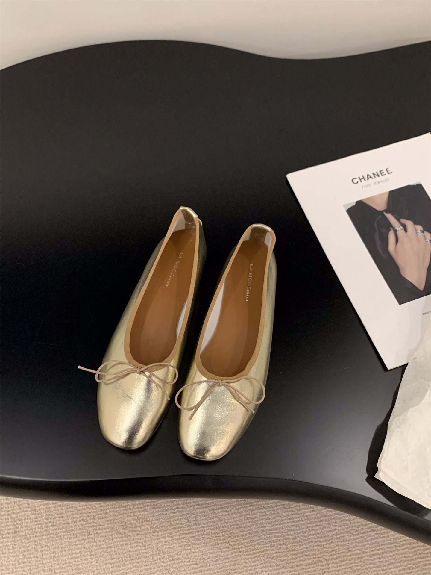 Damen Ballerinas mit funkelnder Metallic-Oberfläche und zartem Schleifendesign