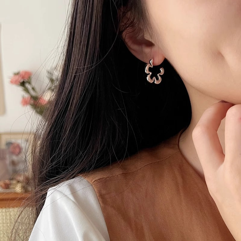 Damen Ohrringe mit floralem Design und elegantem Glanz Shop Nory