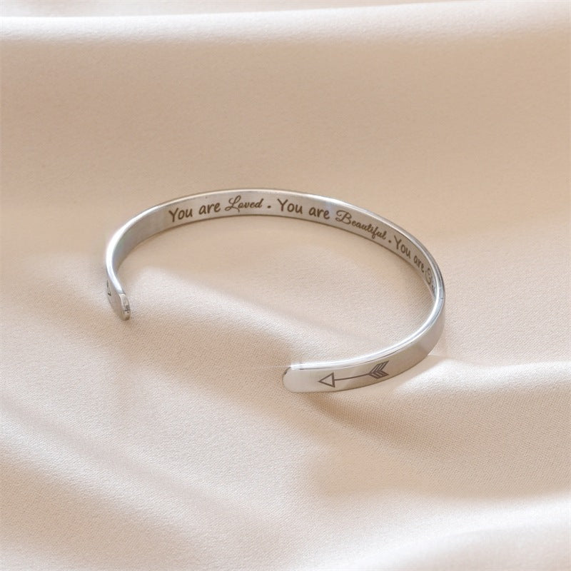 Damen Armreif mit inspirierendem Schriftzug und eleganter Edelstahloberfläche Shop Nory