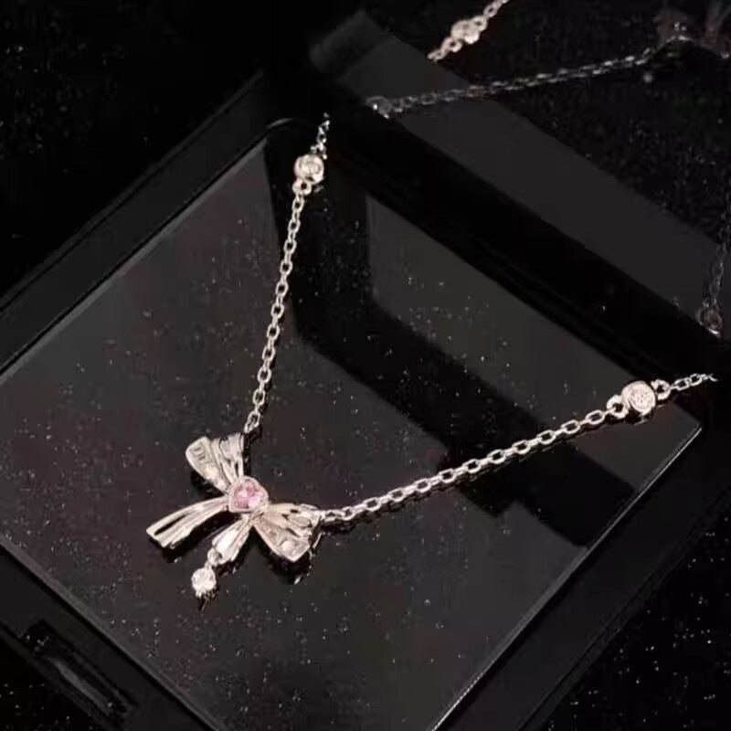 Damen Halskette mit elegantem Schleifenanhänger und funkelnden Kristallakzenten Shop Nory