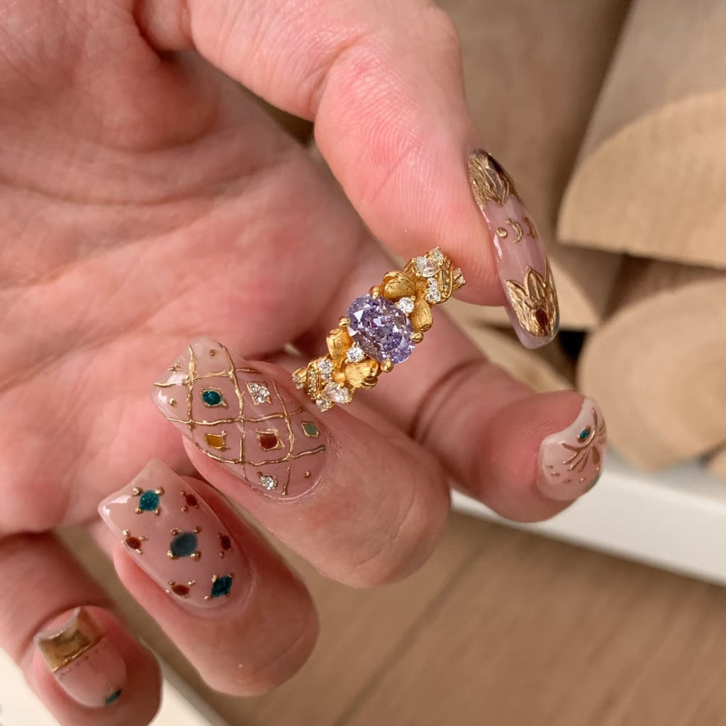 Damenring mit kunstvollem Design und funkelndem Edelstein Shop Nory