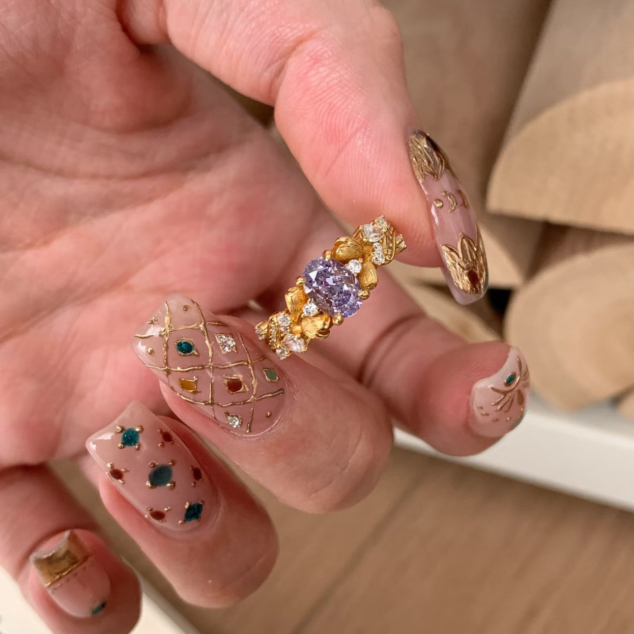 Damenring mit kunstvollem Design und funkelndem Edelstein Shop Nory