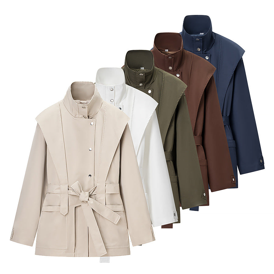 Damen Taillierte Übergangsjacke mit Stehkragen, Schultercape und Bindegürtel Shop Nory