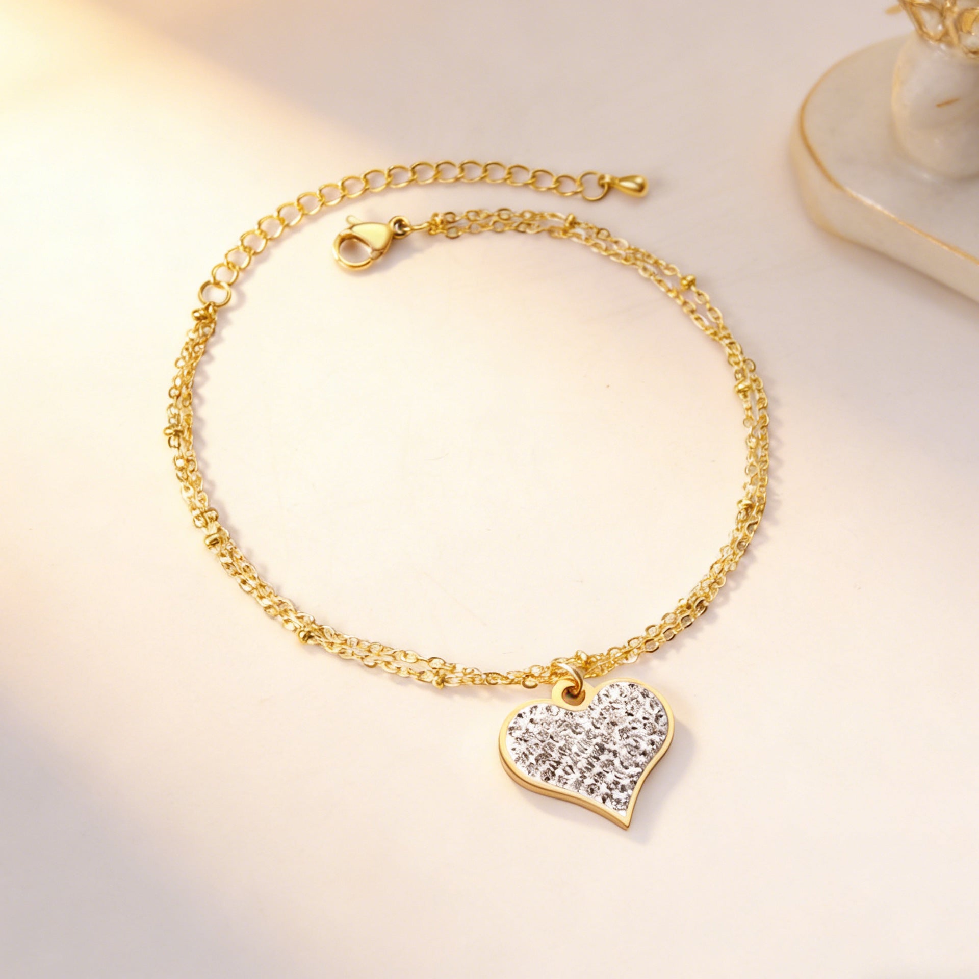 Damen Armband mit herzförmigem Anhänger aus 14K goldplattiertem Edelstahl Shop Nory