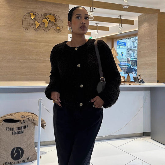 Damen Kurzjacke im kastigen Schnitt aus synthetischem Teddy-Fleece mit gerippten Kanten und goldfarbenen Zierknöpfen Shop Nory