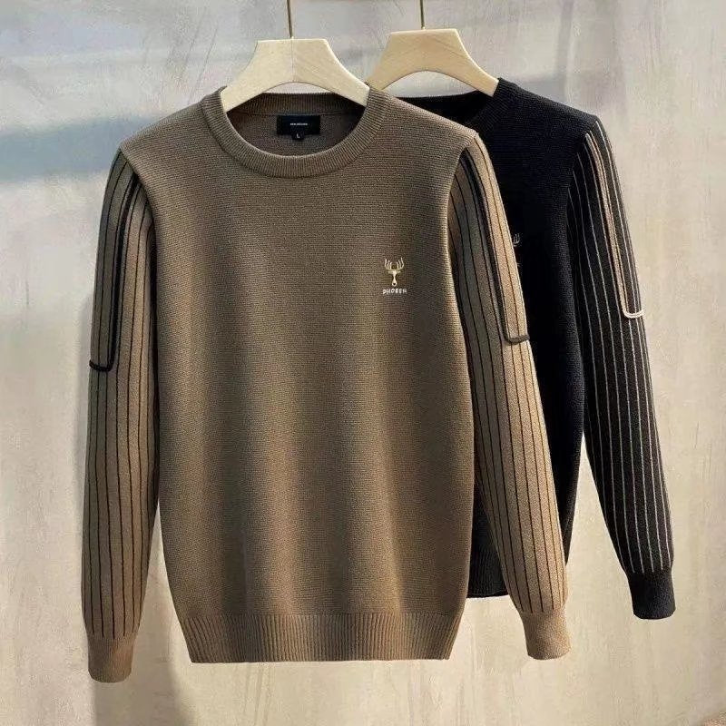 Herren Strickpullover mit gestreiften Rippenärmeln und gesticktem Hirschlogo Shop Nory