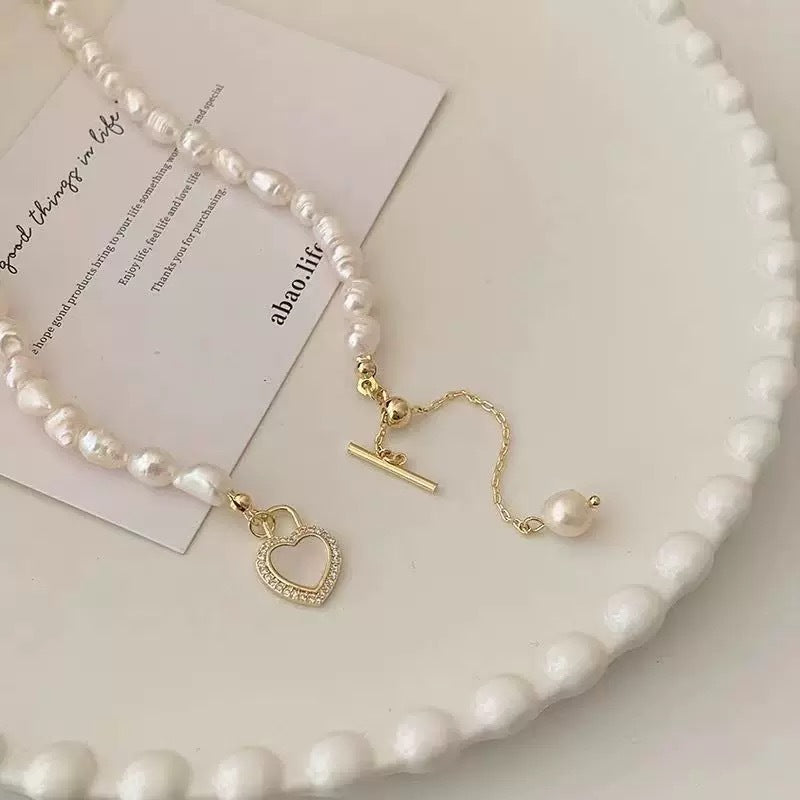 Damen Halskette mit elegantem Perlenanhänger und charmanten Herzdetails Shop Nory