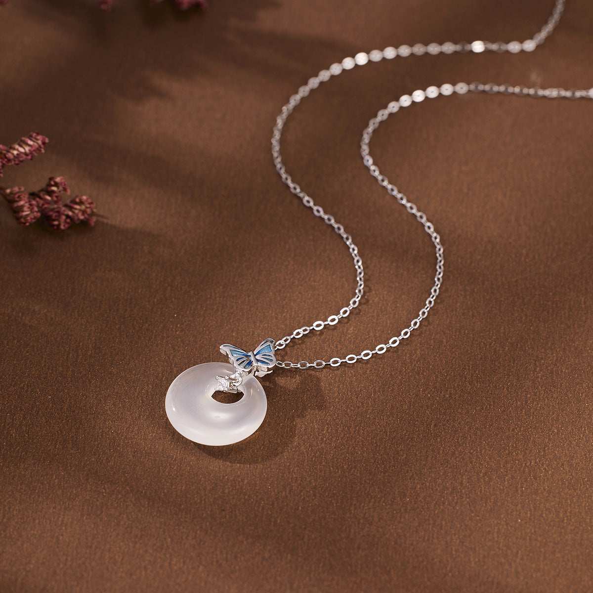 Damen Halskette mit filigranem Schmetterlingsanhänger und eleganter Perle Shop Nory