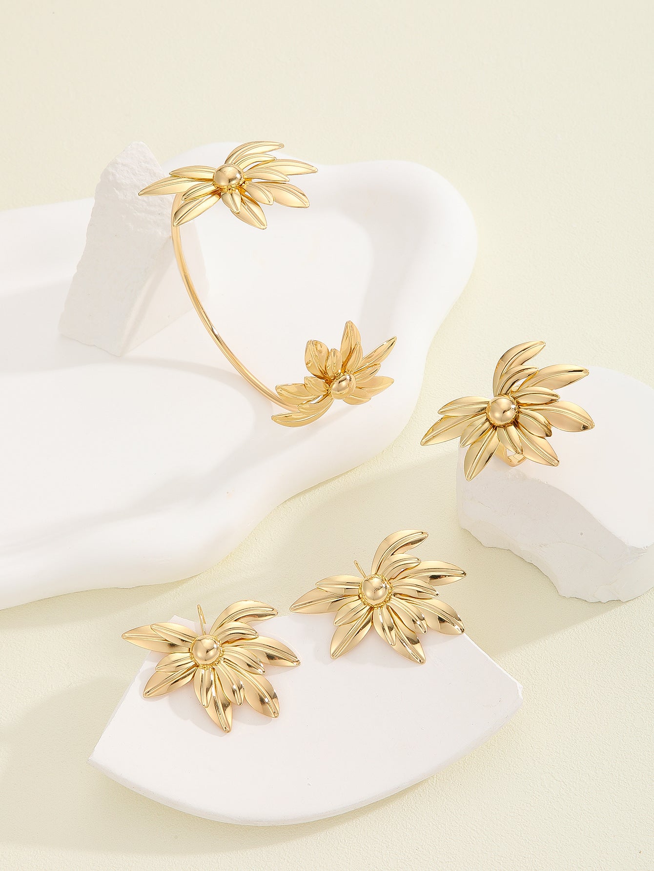 Damen Schmuckset mit floralen Akzenten Shop Nory