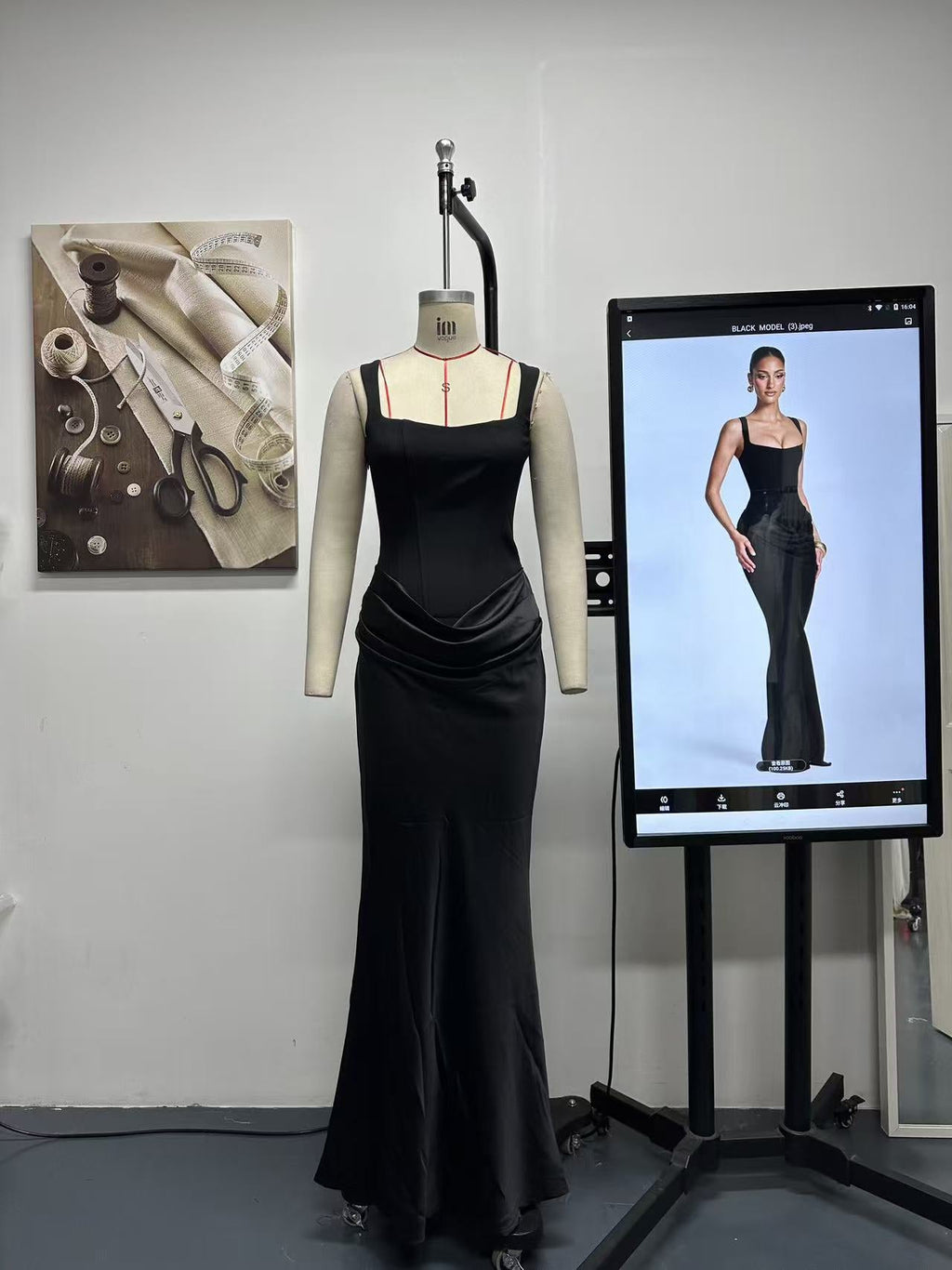 Damen Fließendes Maxi-Kleid mit asymmetrischem Schnitt und raffiniertem Drapé