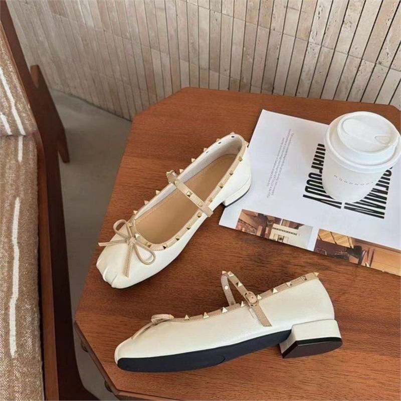 Damen Ballerina mit quadratischer Zehenbox, Nietenbesetztem Rand und verstellbarem Mary‑Jane Riemchen Shop Nory