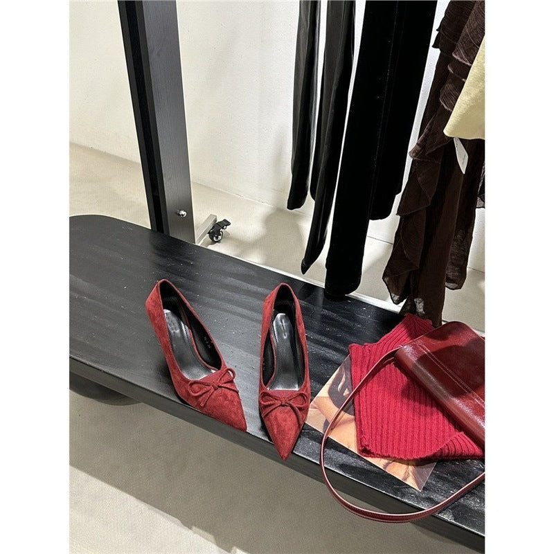 Damen Spitz zulaufende Wildleder‑Pumps mit skulpturiertem Kittenabsatz und Zierknoten Shop Nory