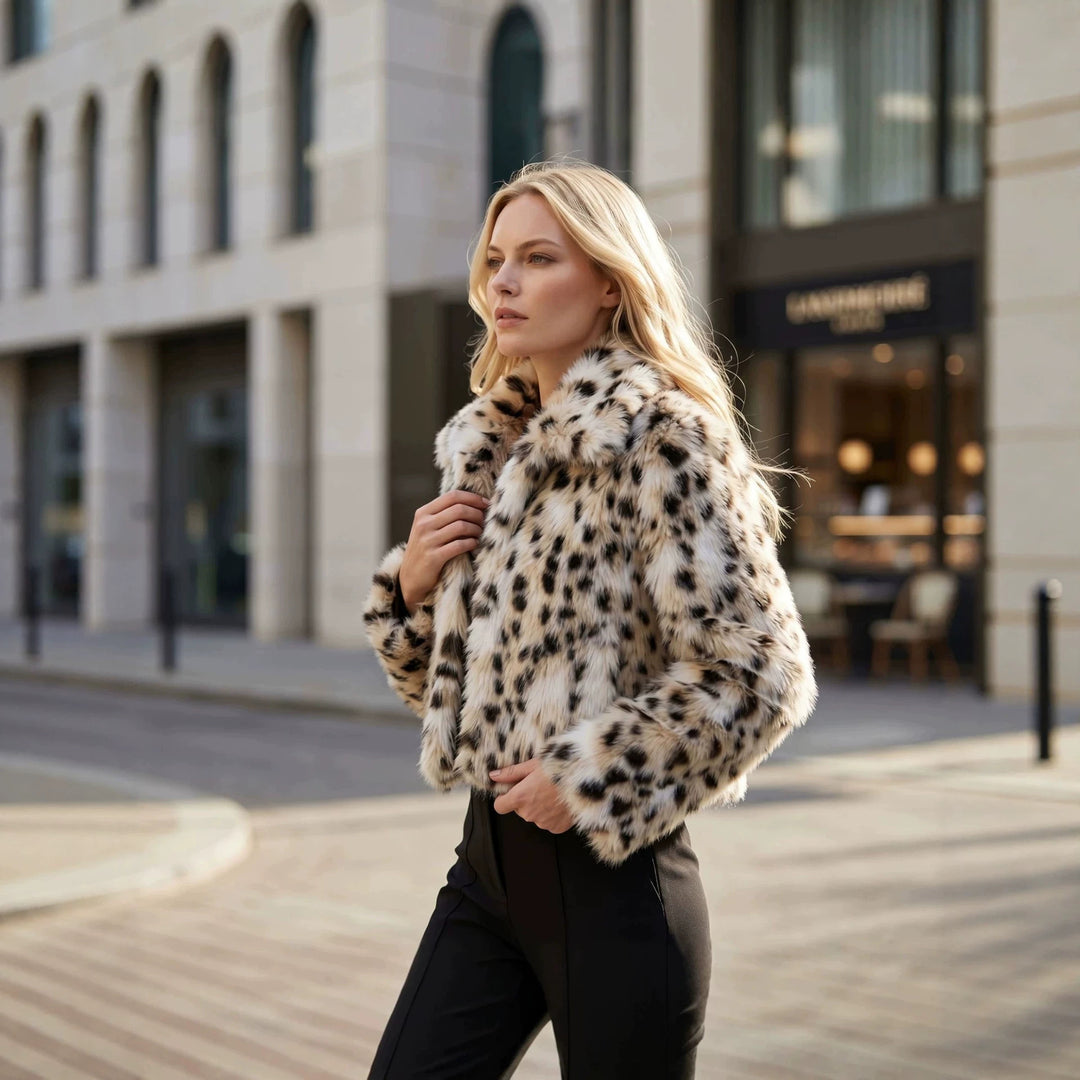 Damen Kurz geschnittene Kunstfelljacke mit grafischem Fleckenmuster und Boxy‑Silhouette Shop Nory