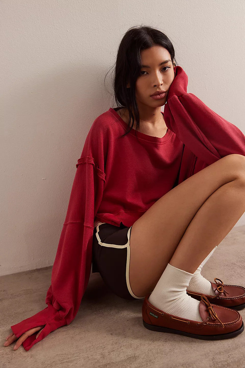 Damen cropped Oversize-Sweatshirt mit Daumenloch, fransigem Saum und weitem Raglanärmel Shop Nory