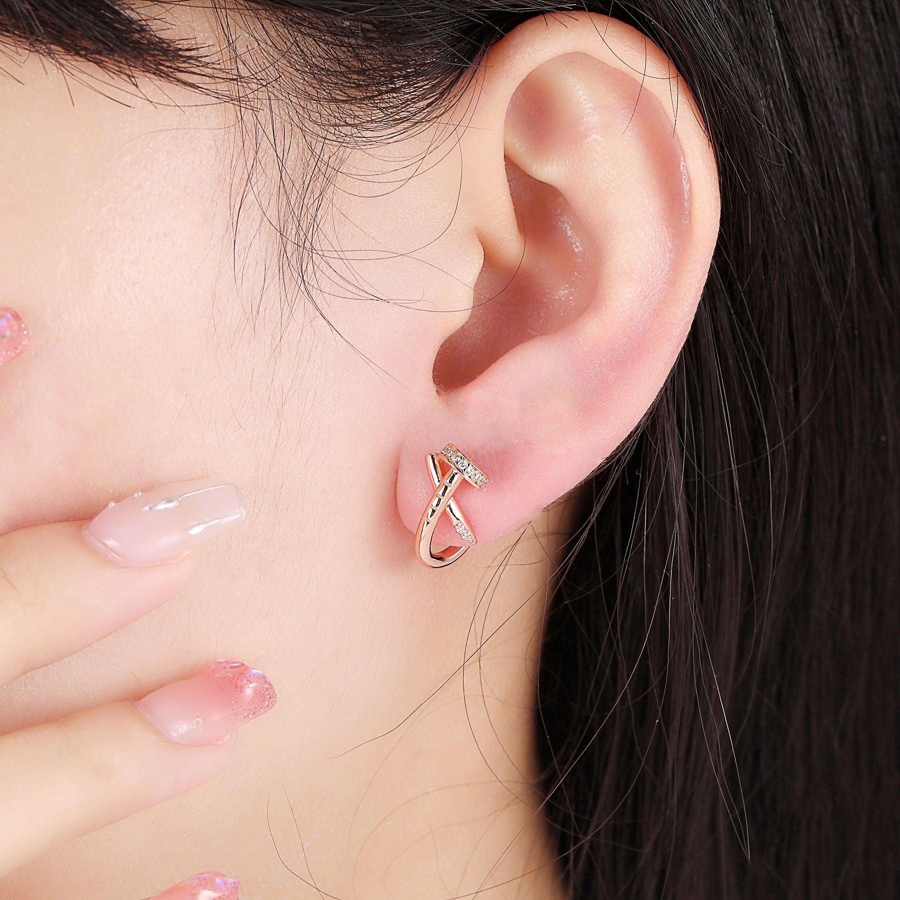 Damen Ohrstecker mit kunstvollem geschwungenem Design und funkelndem Zirkonia-Besatz Shop Nory