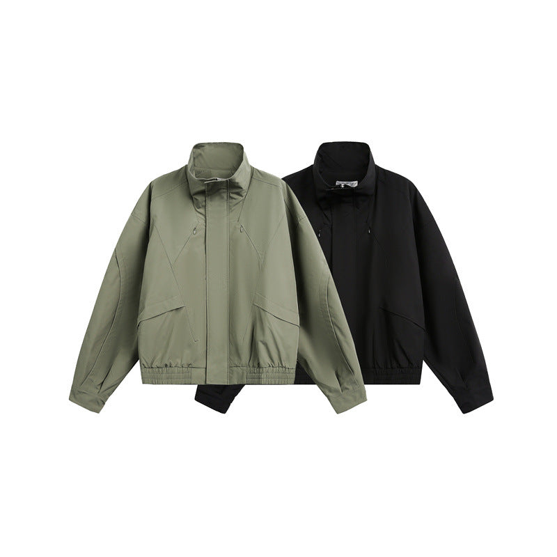 Unisex Kurzblouson im minimalistischen Tech‑Stoff mit Funnelkragen und verdeckter Frontblende Shop Nory