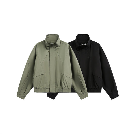 Unisex Kurzblouson im minimalistischen Tech‑Stoff mit Funnelkragen und verdeckter Frontblende Shop Nory