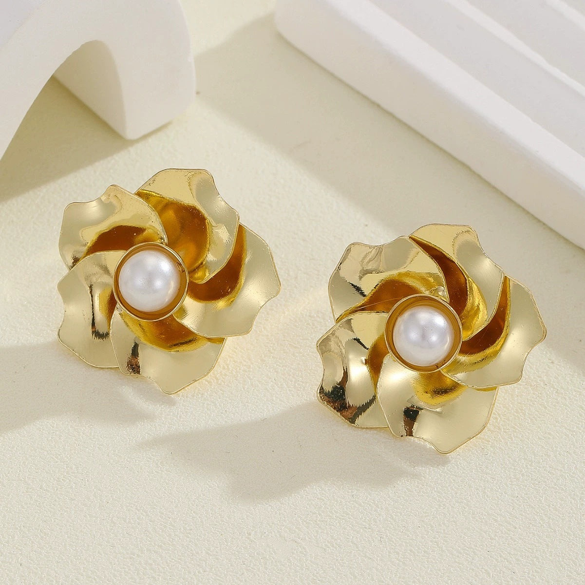 Damen Ohrringe im stilvollen Blumenmuster Shop Nory