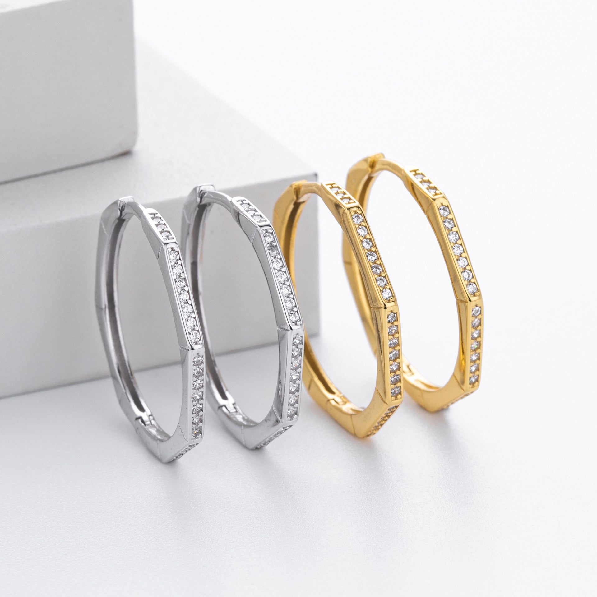 Damen geometrische Creolen mit funkelndem Zirkonbesatz aus hochwertigem 925 Sterling Silber Shop Nory