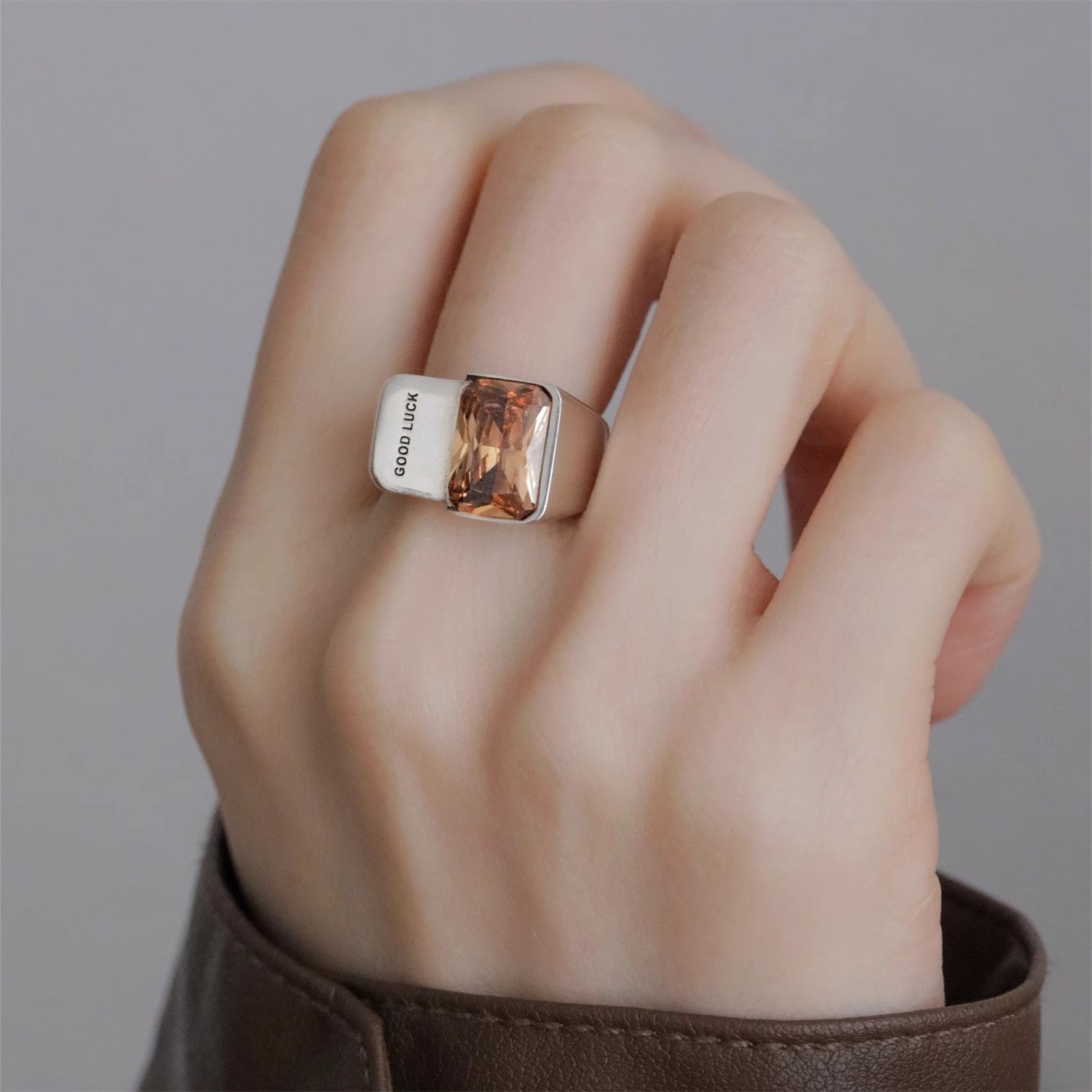 Damen Moderner Ring mit quadratischem Zirkonia-Shop Nory
