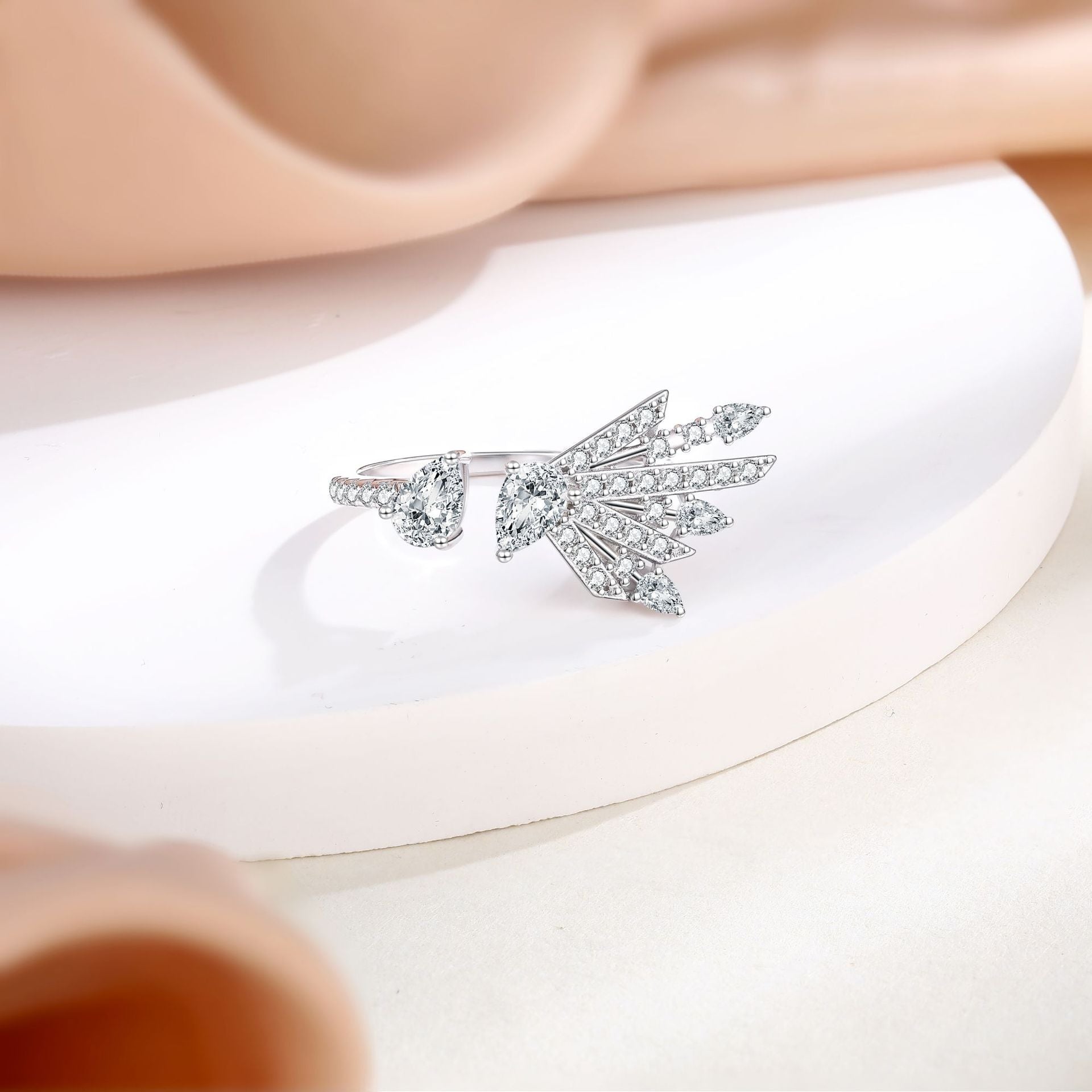 Damen Designer-Ring mit funkelnden Kristallen und filigranem Blattdesign Shop Nory