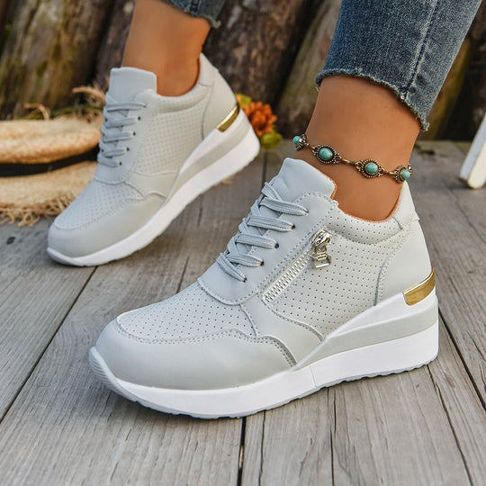 Damen Keil-Sneaker mit seitlichem Reißverschluss, perforiertem Obermaterial und ergonomischem Plateau-Fußbett Shop Nory