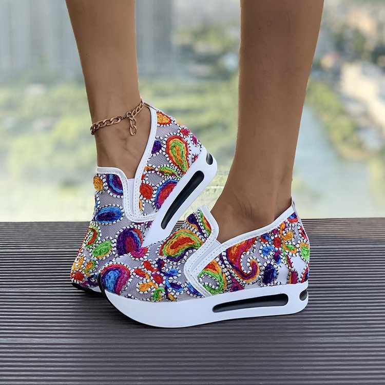 Damen Slip-On Keil-Sneaker mit besticktem Canvas-Obermaterial und luftgepolsterter Plateau-Sohle Shop Nory